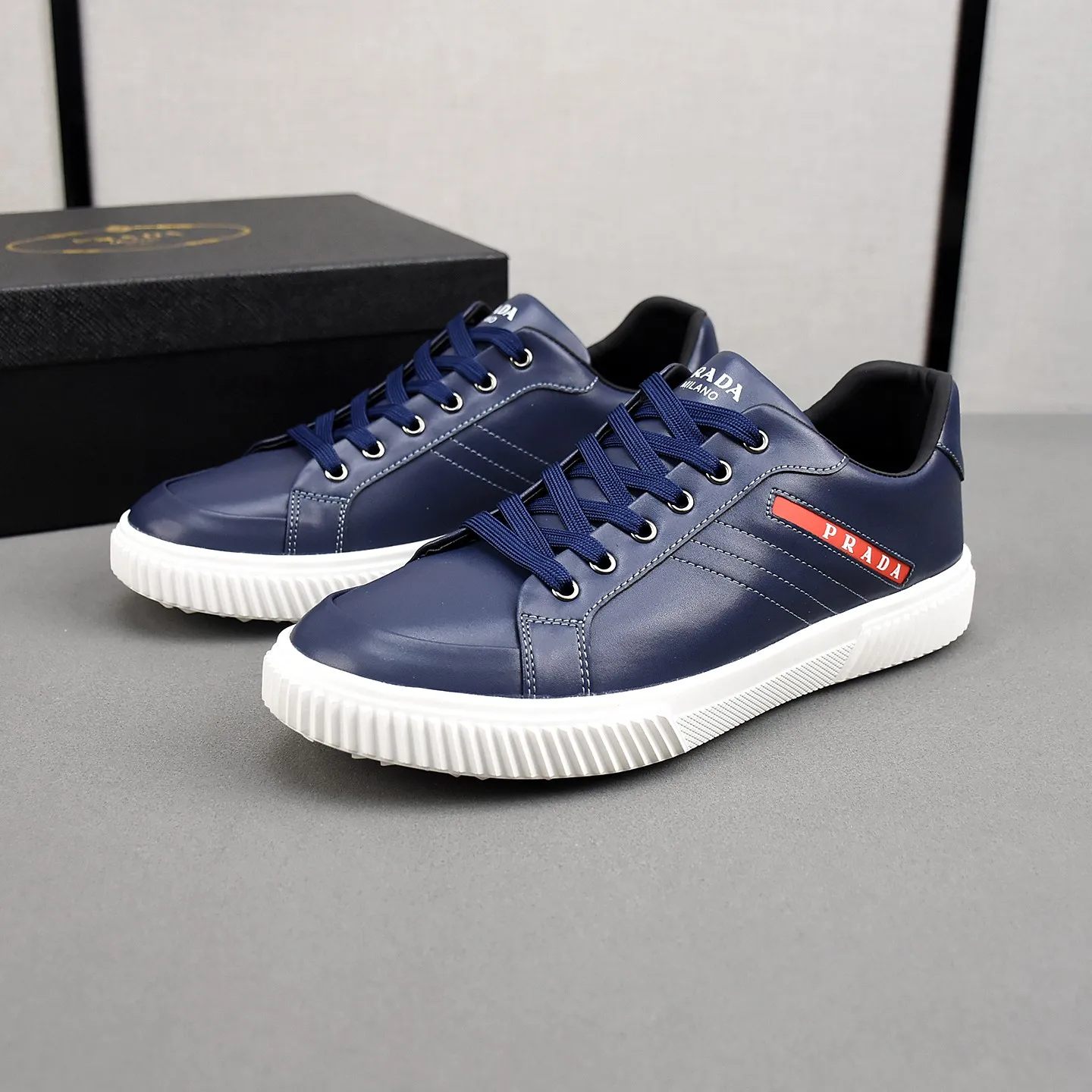 PP420👟👟👟Prada set off the audience! Prada, an international brand that is constantly innovating, this men's casual shoe, the original version, made of cowhide leather at a ratio of one to one at the store, with leather feet and rubber non-slip outsole, breathable and comfortable, quality speaks for itself👄38-44